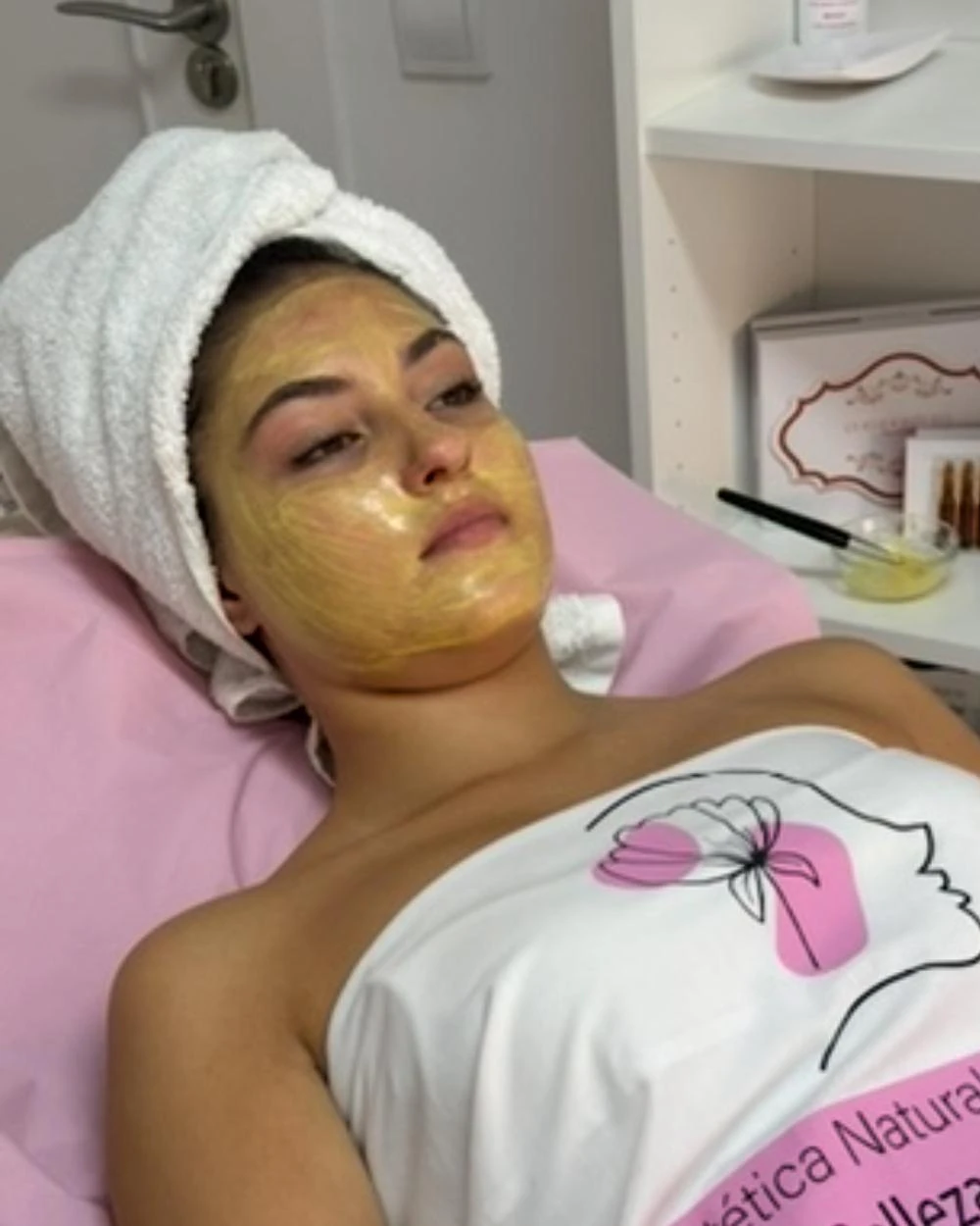 Clienta recibiendo el tratamiento facial de hidratación con plantas y vitaminas en cabina