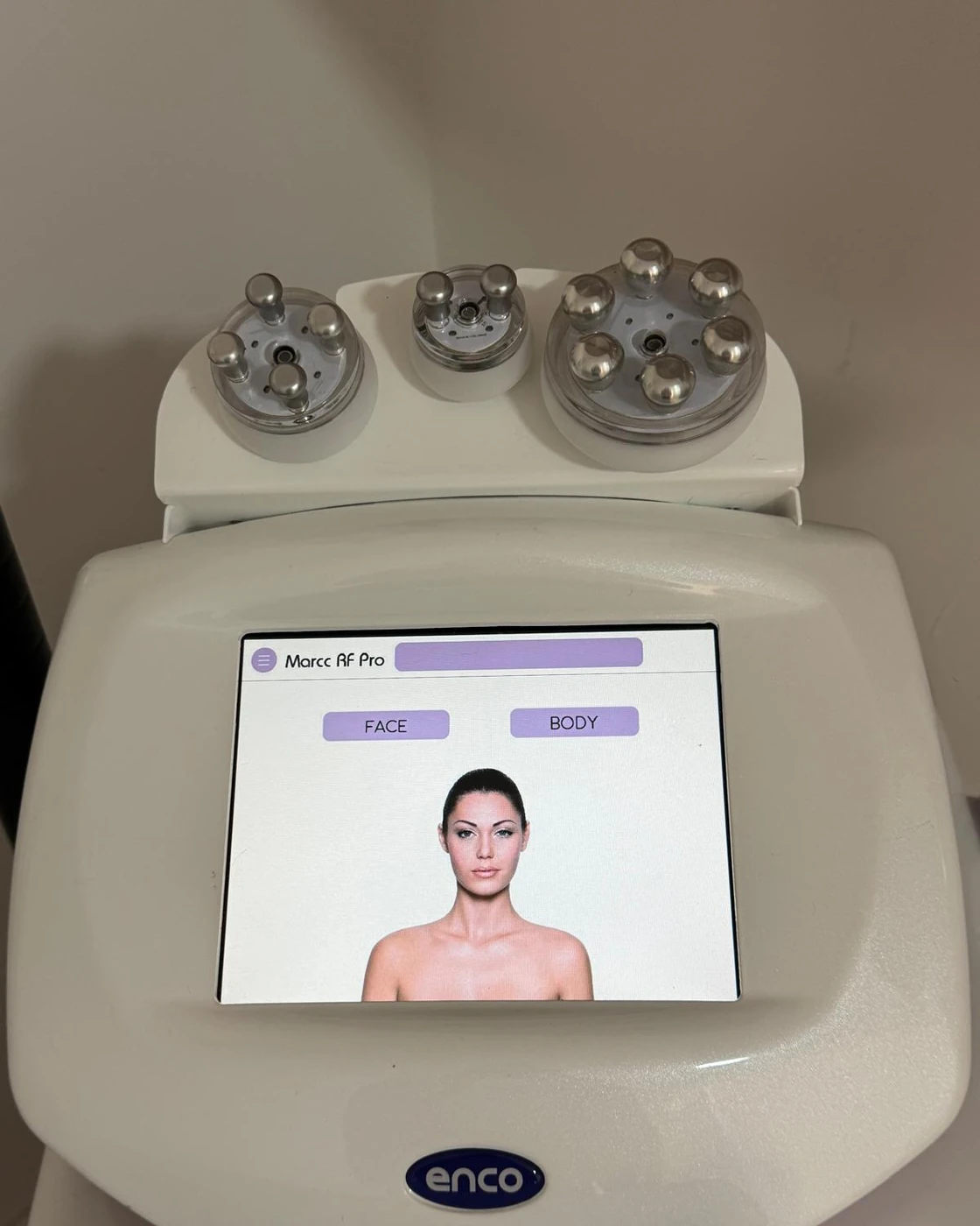Equipo de Radiofrecuencia Facial Pro_Marc utilizado en el tratamiento antienvejecimiento